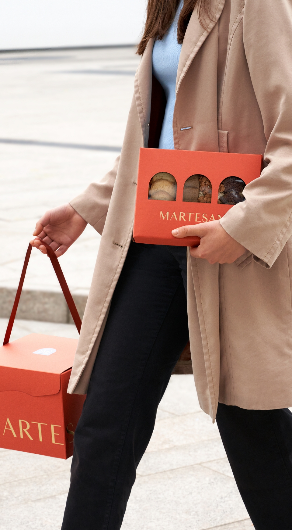 Donna con in mano packaging Pasticceria Martesana Foto BY Stoked Studios